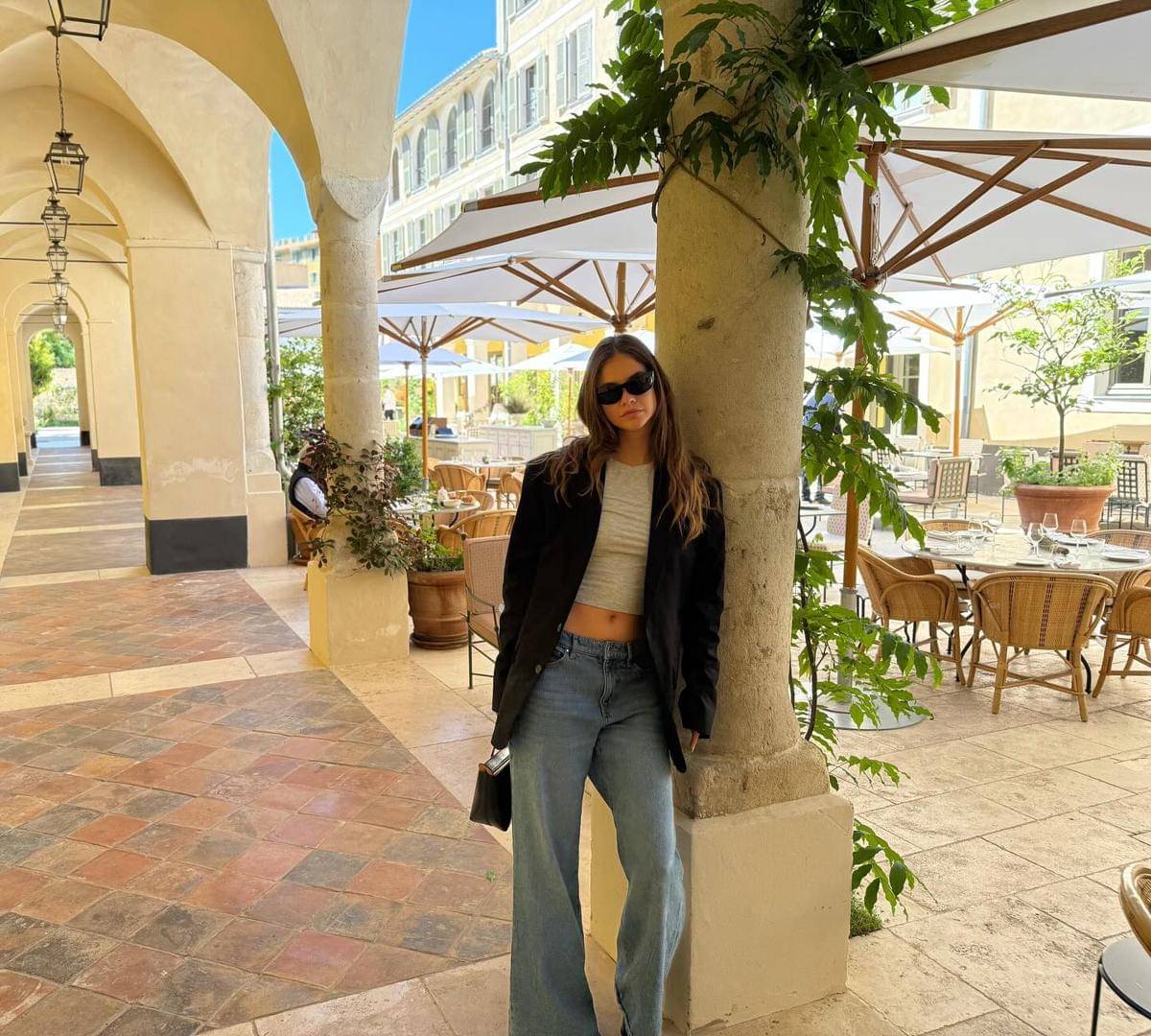 Ide OOTD sporty-chic ala Barbara Palvin