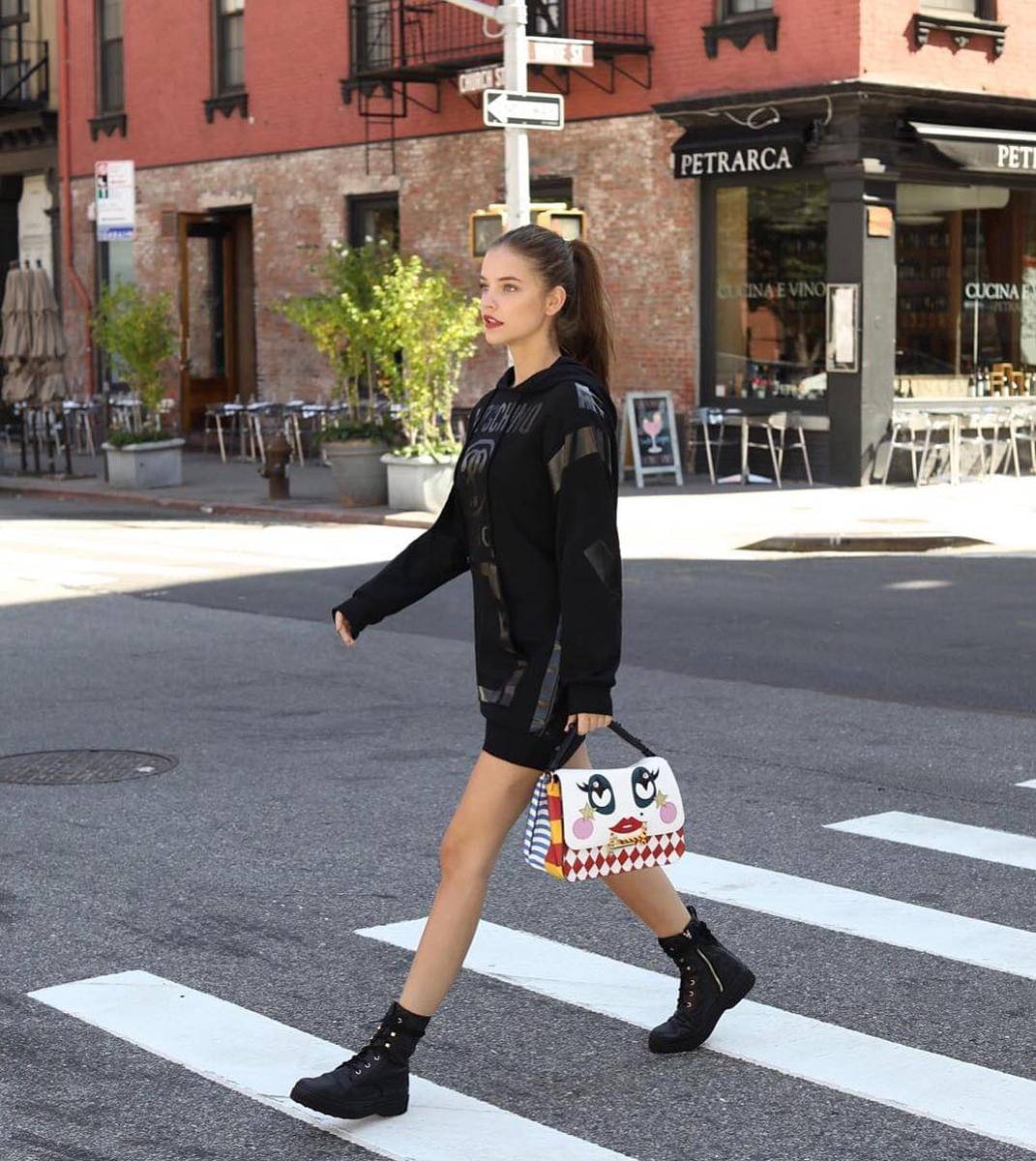 Ide OOTD sporty-chic ala Barbara Palvin