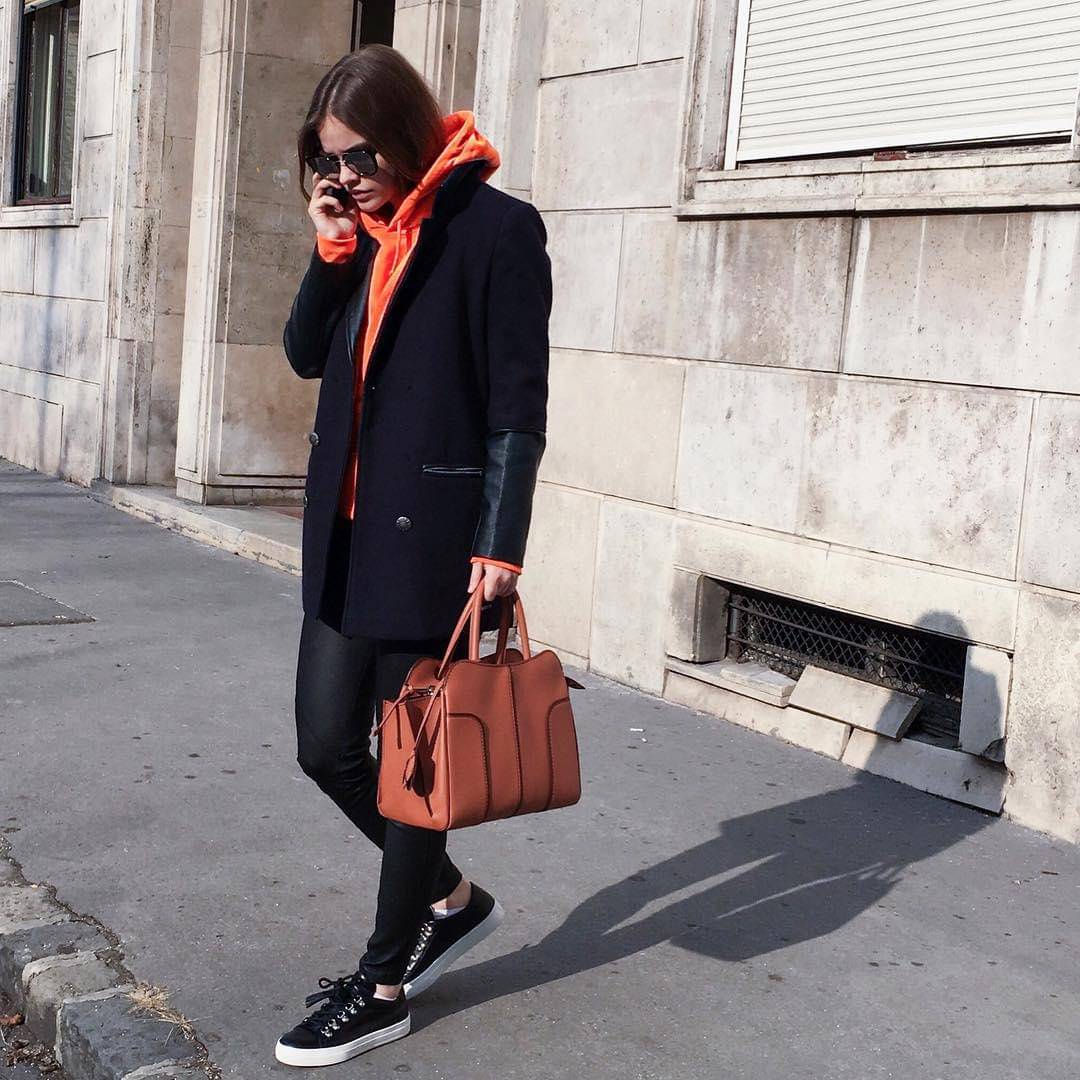 Ide OOTD sporty-chic ala Barbara Palvin