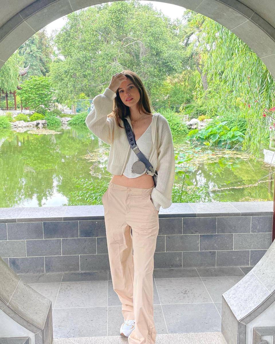 Ide OOTD sporty-chic ala Barbara Palvin