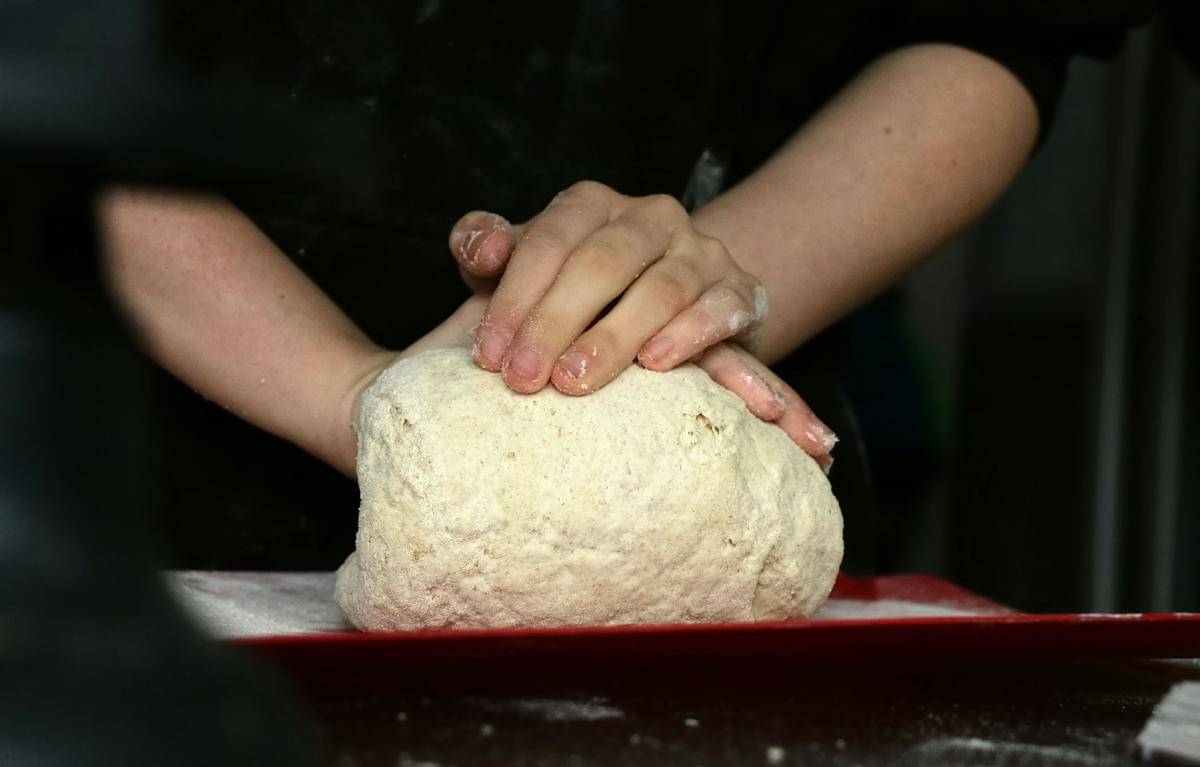 ilustrasi membuat roti tanpa gluten yang tetap fluffy 
