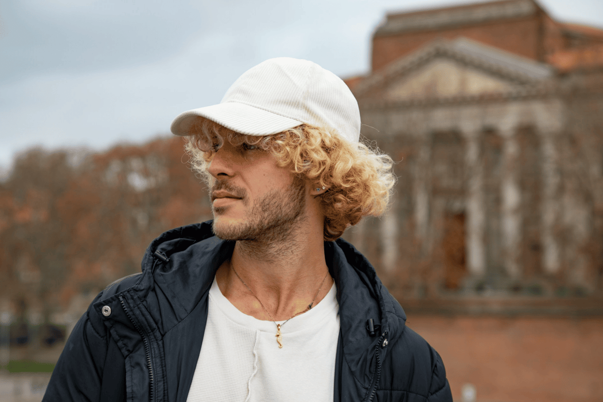 ilustrasi pria dengan rambut curly