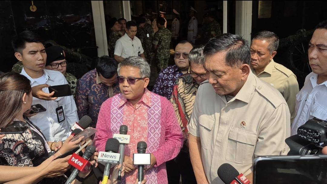 Ketua Majelis Syuro Partai Keadilan Sejahtera (PKS), Sohibul Iman (kiri) usai menemui Menteri Pertahanan, Sjafrie Sjamsoeddin.