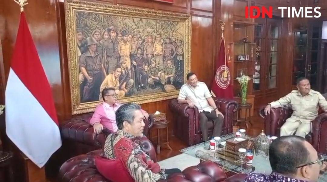 Menteri Pertahanan Sjafrie Sjamsoeddin (pojok atas kanan) ketika menerima kunjungan petinggi Partai Keadilan Sejahtera (PKS) di kantor Kemhan, Jakarta Pusat.