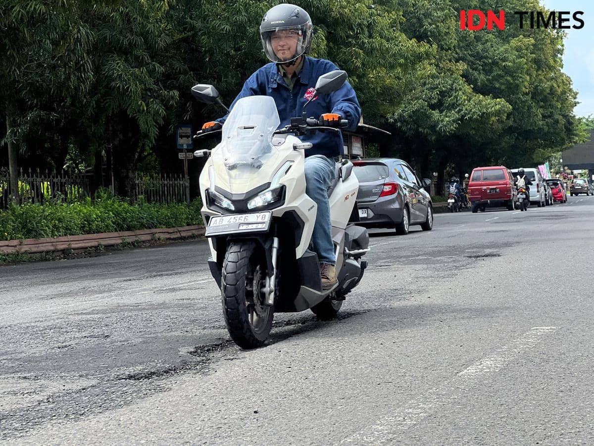 Ilustrasi Jalan Berlubang 