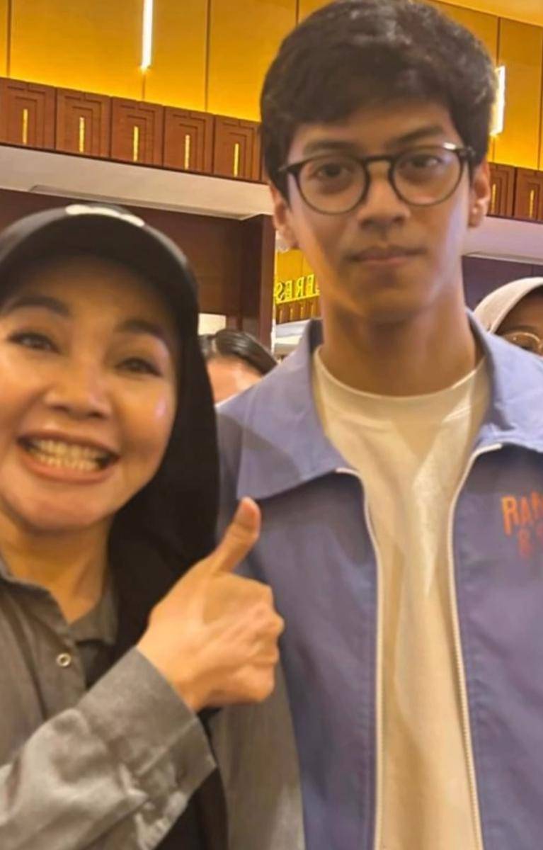 potret El Putra Sarira diajak selfie sama artis senior