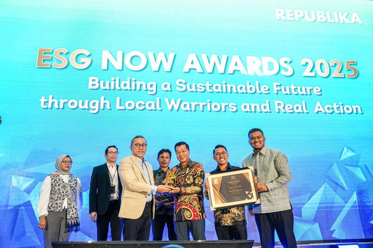 Pertamina Patra Niaga menerima penghargaan “Eco Innovator Award” dalam ajang ESG Now Awards 2025, Kamis (16/102025). (Dok: Pertamina Patra Niaga)