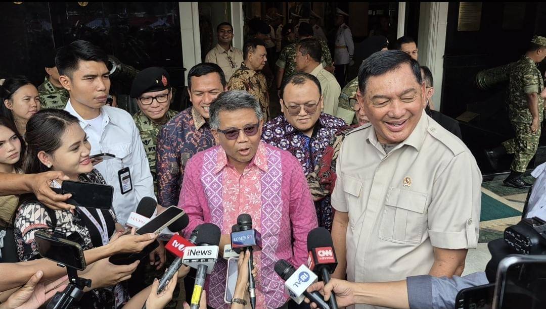 Ketua Majelis Syuro Partai Keadilan Sejahtera (PKS), Sohibul Iman (kiri) usai menemui Menteri Pertahanan, Sjafrie Sjamsoeddin.