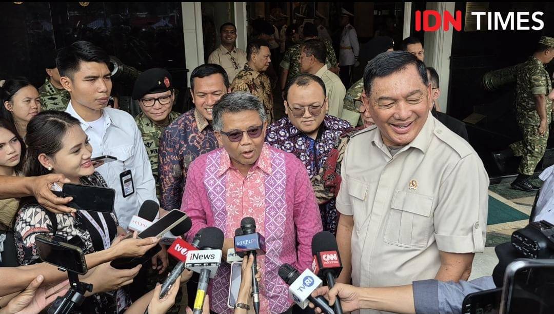 Ketua Majelis Syuro Partai Keadilan Sejahtera (PKS), Sohibul Iman (kiri) usai menemui Menteri Pertahanan, Sjafrie Sjamsoeddin.
