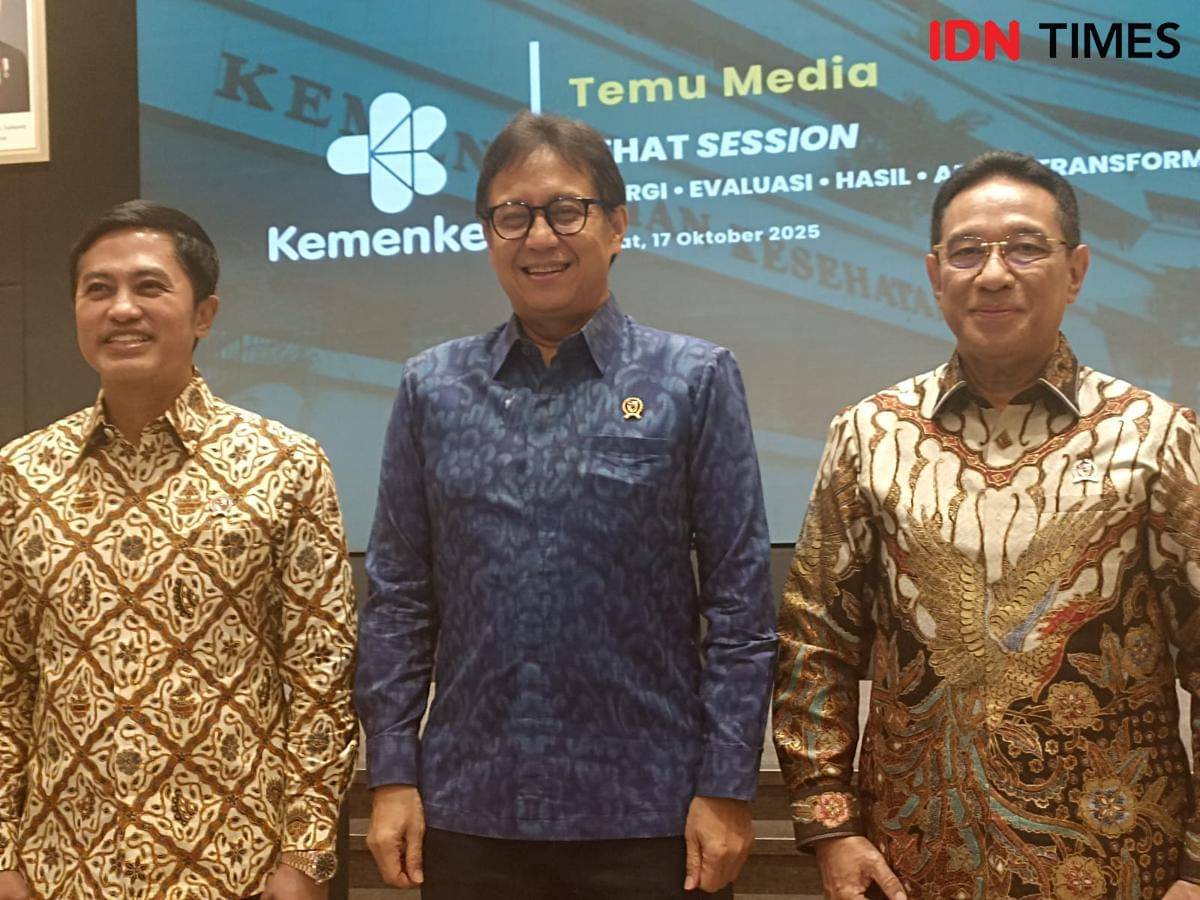 Menteri Kesehatan Budi Gunadi Sadikin bersama Wamenkes Benjamin Paulus Octavianus dan Dante Saksono Harbuwono dalam Temu Media di Gedung Kemenkes, Jumat (17/10/2025).
