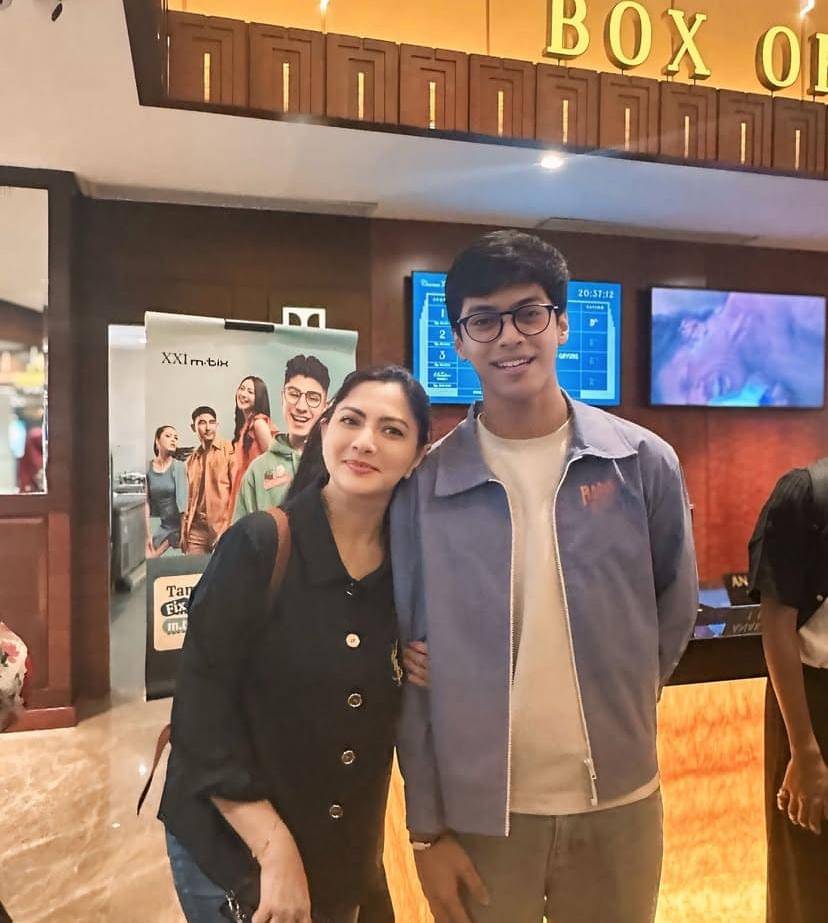 potret El Putra Sarira diajak selfie sama artis senior