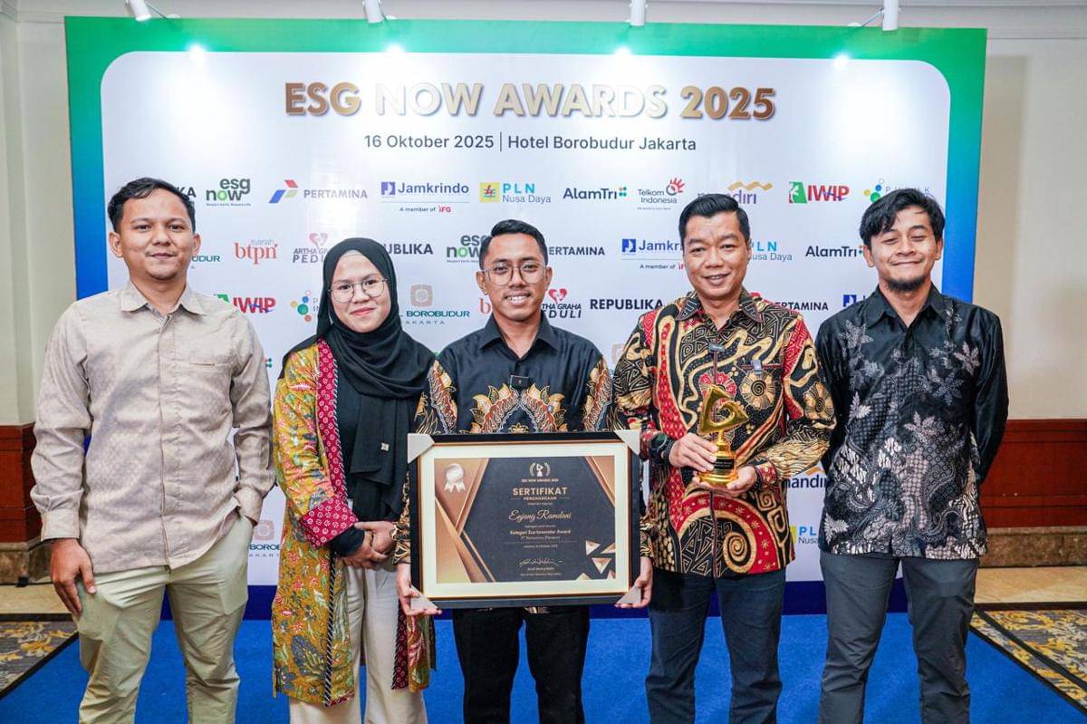 Pertamina Patra Niaga menerima penghargaan “Eco Innovator Award” dalam ajang ESG Now Awards 2025, Kamis (16/102025). (Dok: Pertamina Patra Niaga)