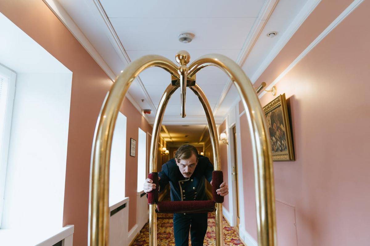 Potret bellboy hotel