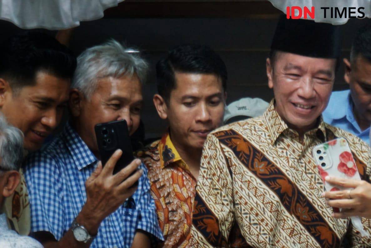 Presiden ke-7 RI, Joko Widodo alias Jokowi mengucapkan selamat ulang tahun kepada Presiden RI, Prabowo Subianto yang genap berusia 74 hari ini.
