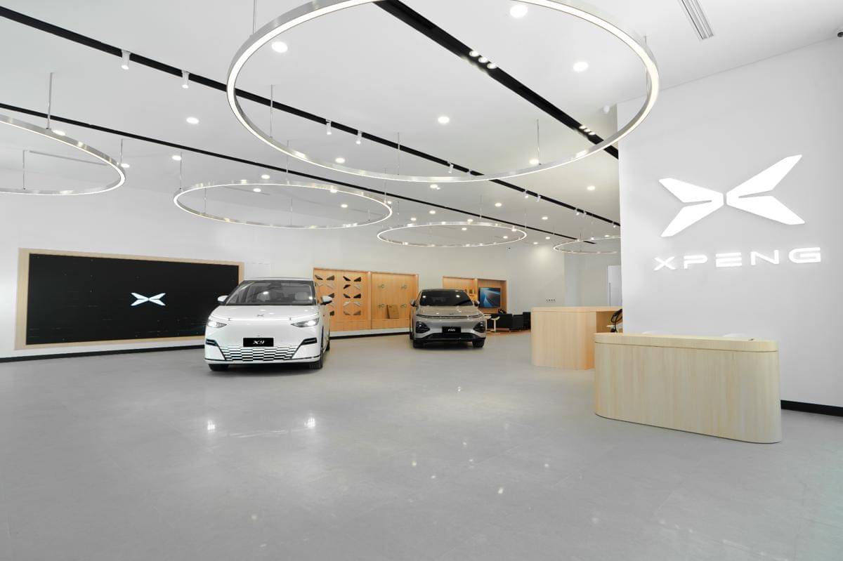 Interior dan Display XPENG Pondok Indah Experience & Service Center.jpg