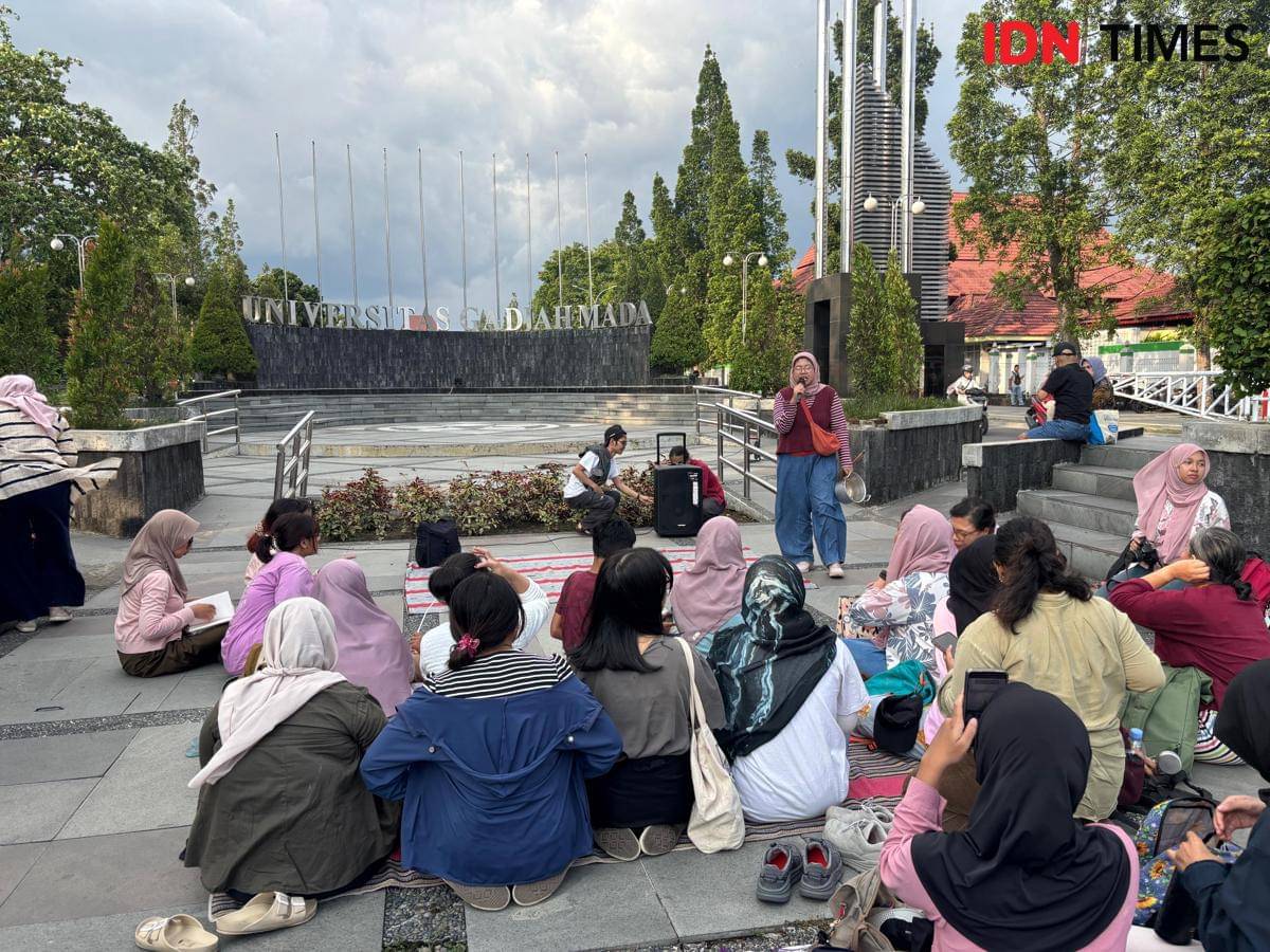 Kenduri Suara Ibu di Bundaran UGM, Jumat (17/10/2025).