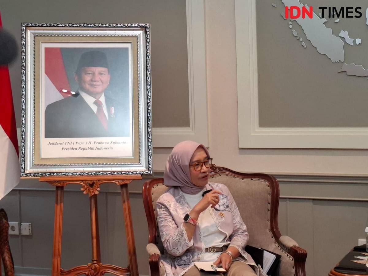 Menpan RB Rini Widyantini dalam program Real Talk With Uni Lubis. (IDN Times/Amir Faisol)