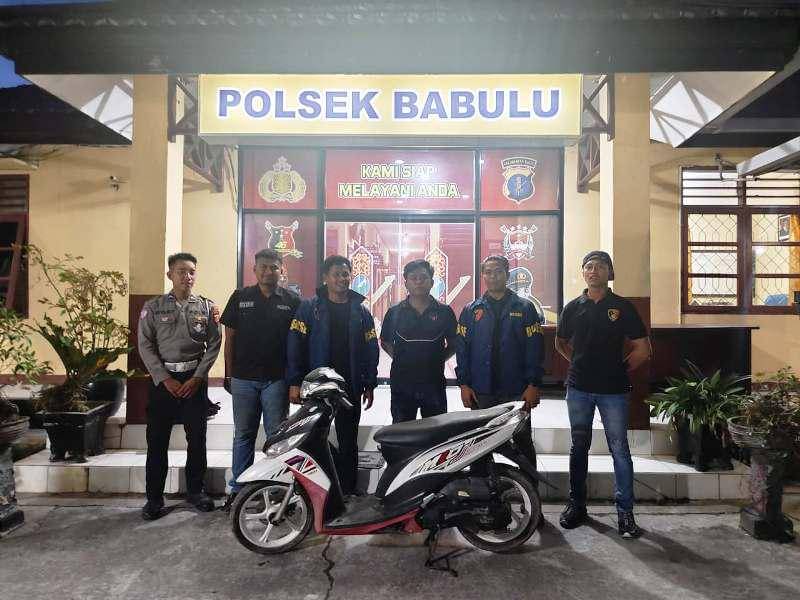 Sejumlah anggota Polsek Babulu mengamankan sepeda motor hasil curanmor AN.