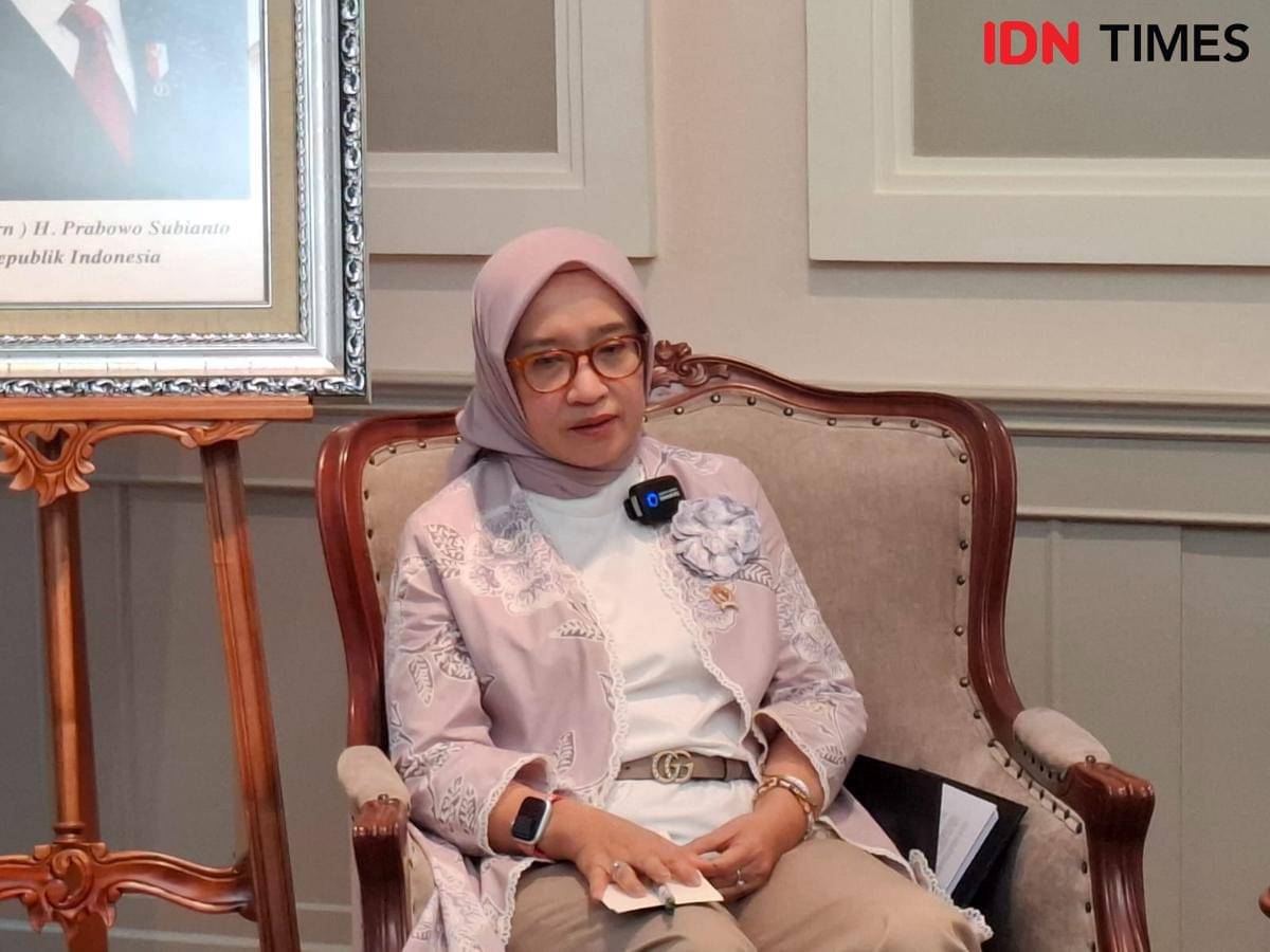 Menpan RB Rini Widyantini dalam program Real Talk With Uni Lubis. (IDN Times/Amir Faisol)