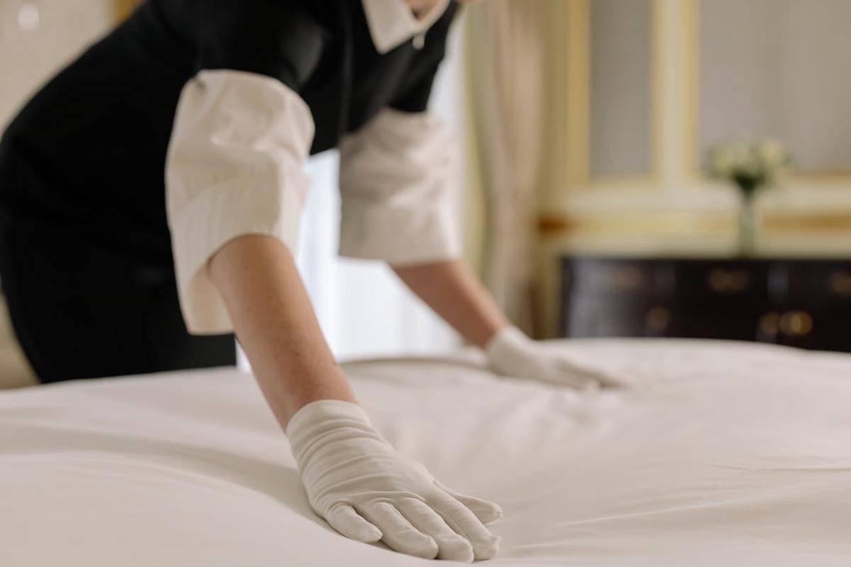 Potret housekeeping membersihkan kamar 