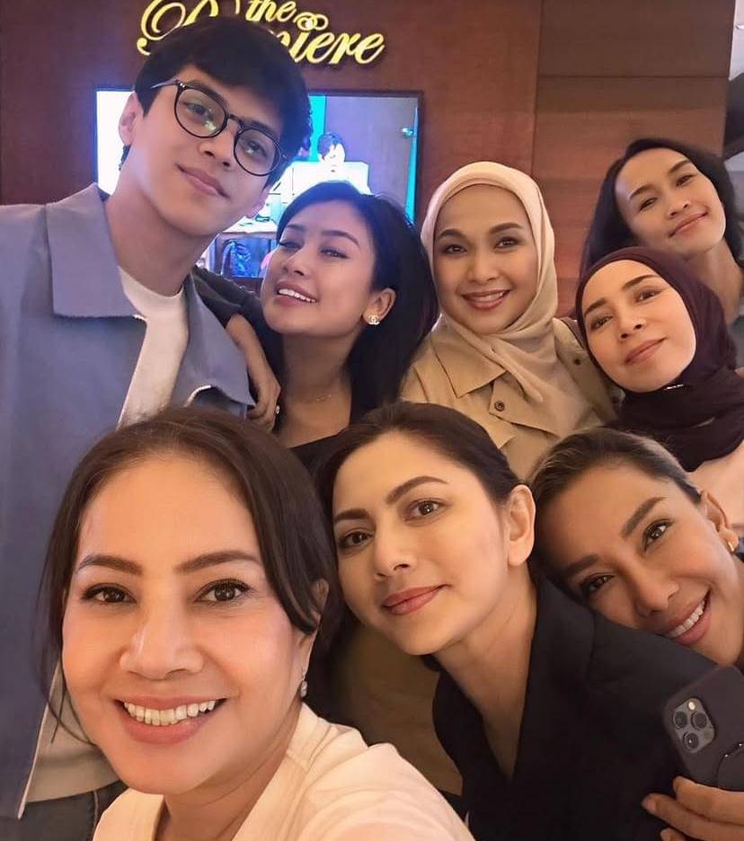 potret El Putra Sarira diajak selfie sama artis senior