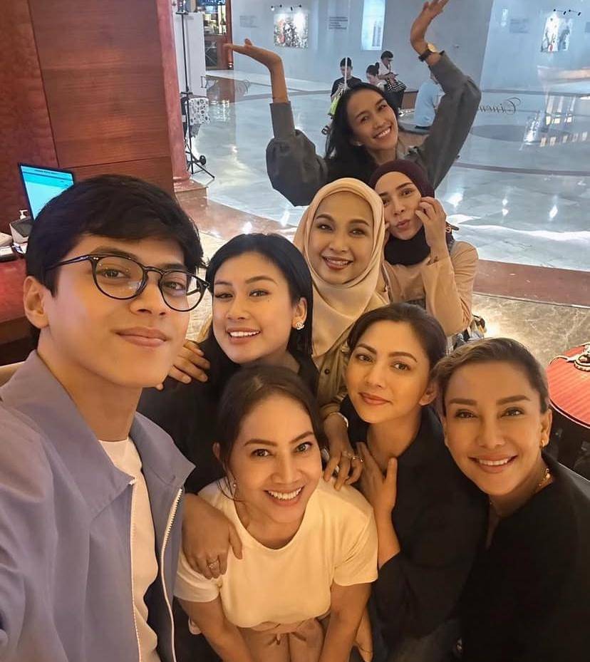 potret El Putra Sarira diajak selfie sama artis senior