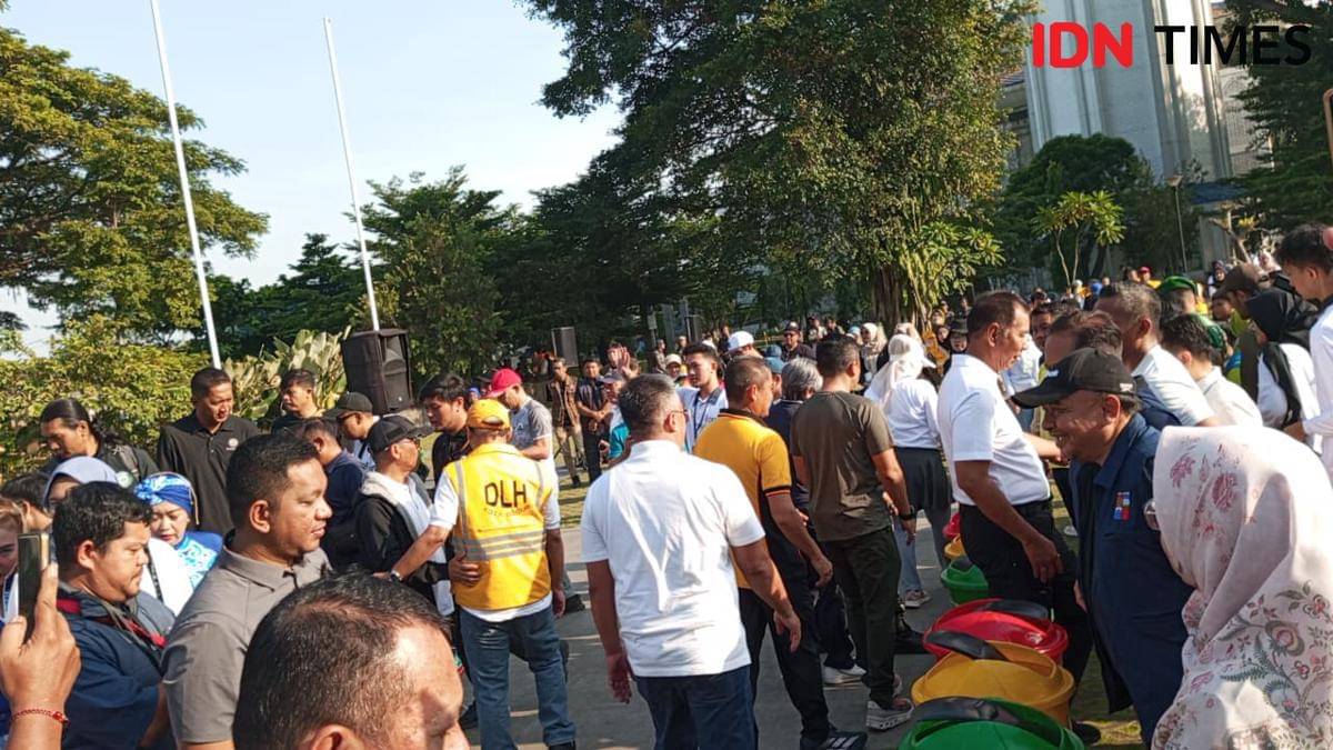 Kegiatan Kementerian LH bersih-bersih sampah di Alun-alun Kota Bogor, Jawa Barat, Jumat (17/10/2025). IDN Times/Linna Susanti.