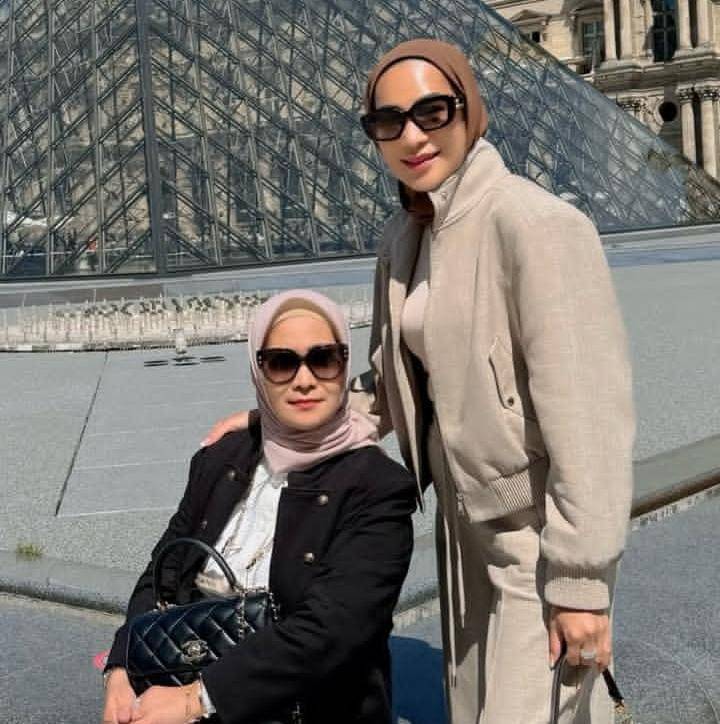 potret Erin Taulany dan mama liburan di luar negeri