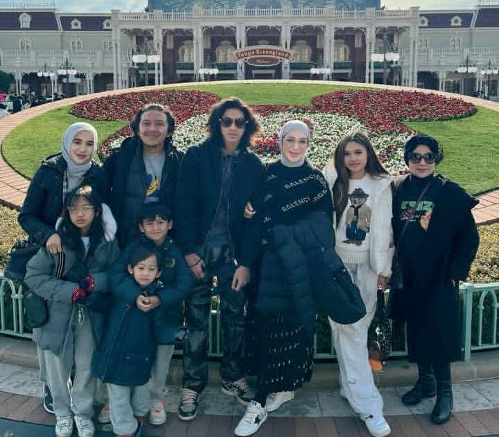 potret Erin Taulany dan mama liburan di luar negeri