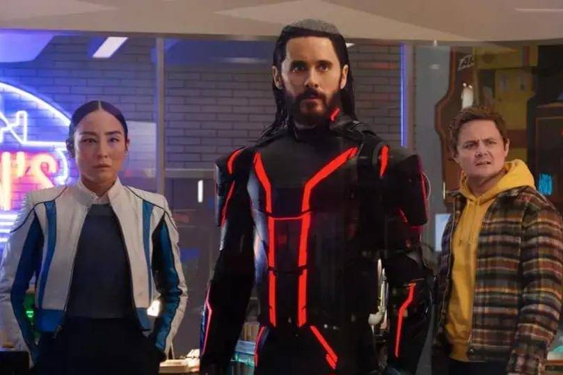 cuplikan adegan yang diperankan Greta Lee, Jared Leto dan Arturo Castro dalam TRON: Ares