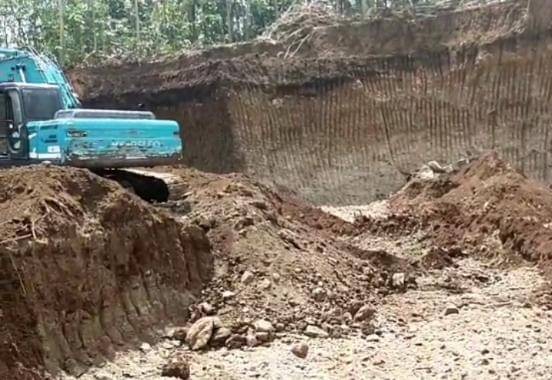Penambangan diduga ilegal di Kulon Progo Ancam rumah warga.