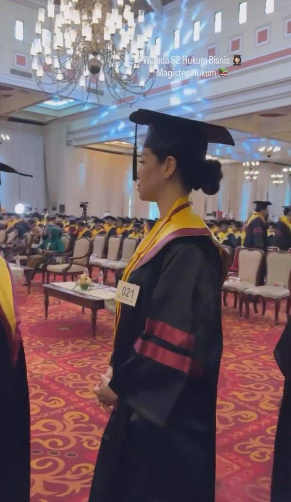 potret wisuda Kerenina Sunny
