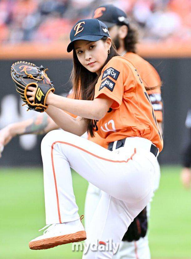 potret Yuri SNSD di Baseball KBO League Postseason