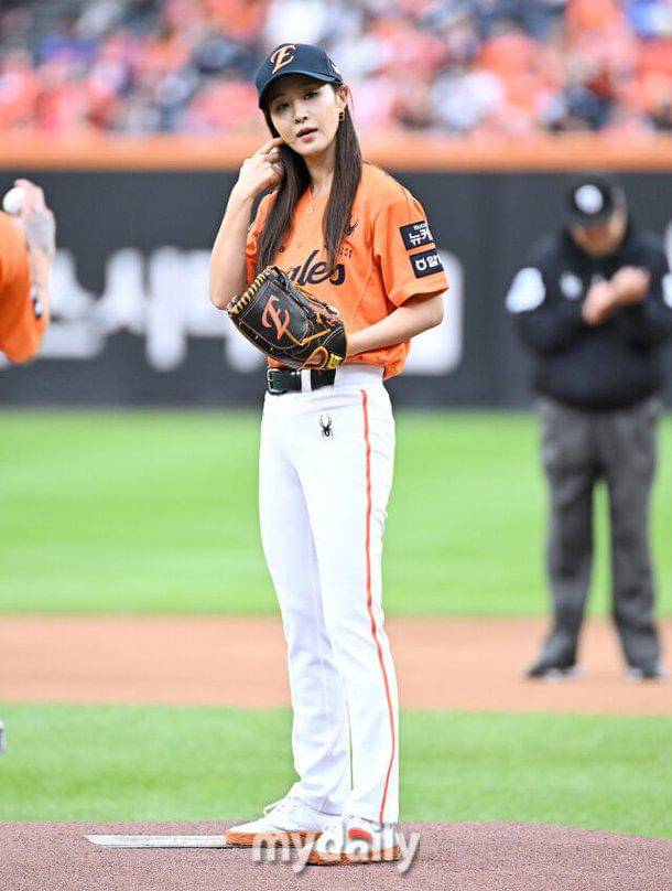 potret Yuri SNSD di Baseball KBO League Postseason