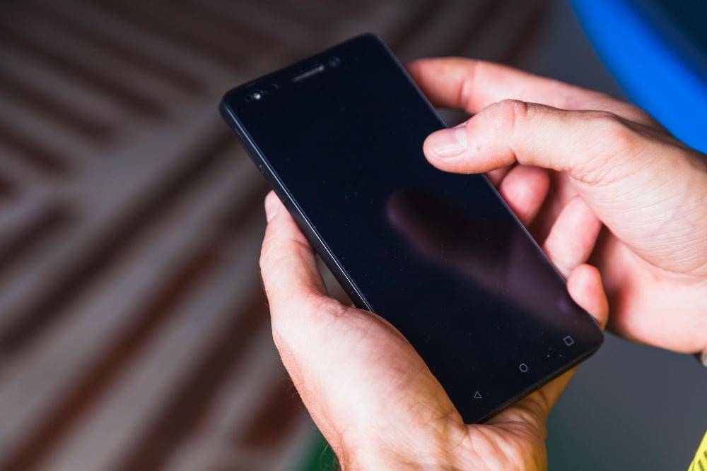 ilustrasi menggunakan smartphone