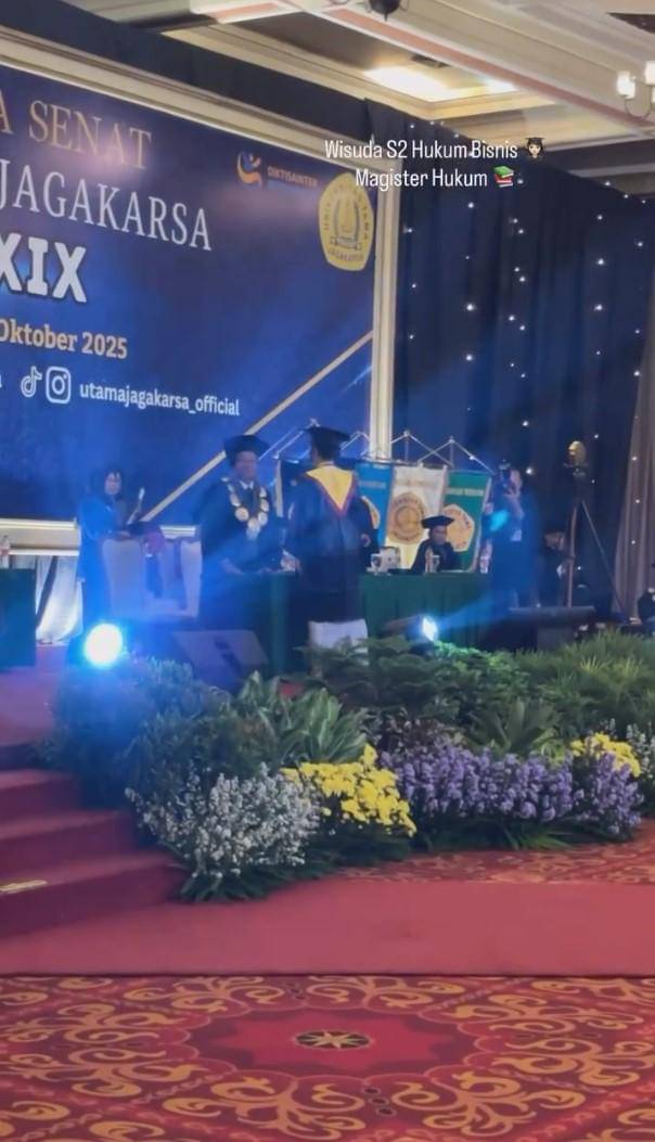 potret wisuda Kerenina Sunny