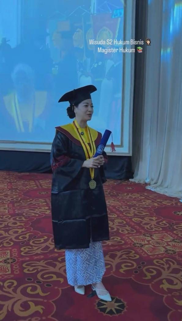 potret wisuda Kerenina Sunny