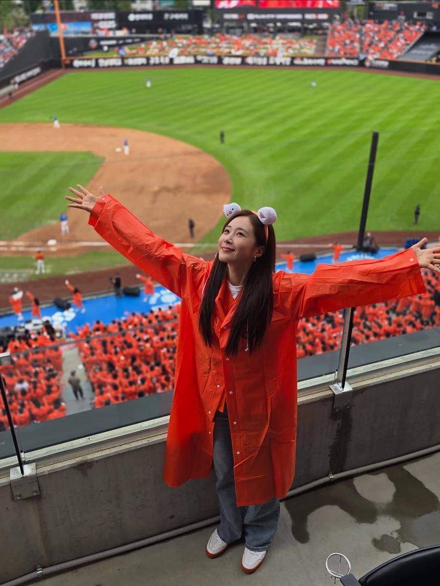 potret Yuri SNSD di Baseball KBO League Postseason