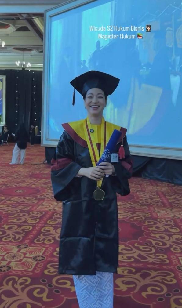 potret wisuda Kerenina Sunny