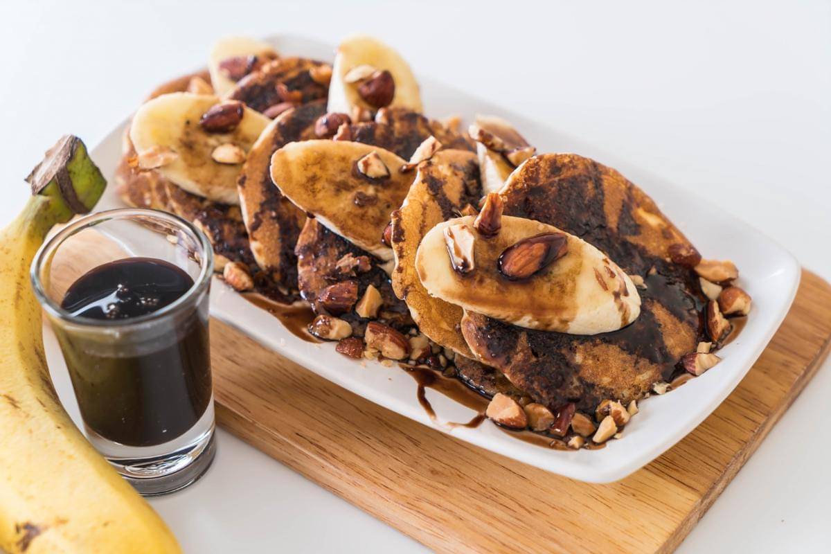 ilustrasi banana choco peanut butter pancake