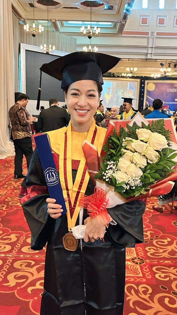 potret wisuda Kerenina Sunny