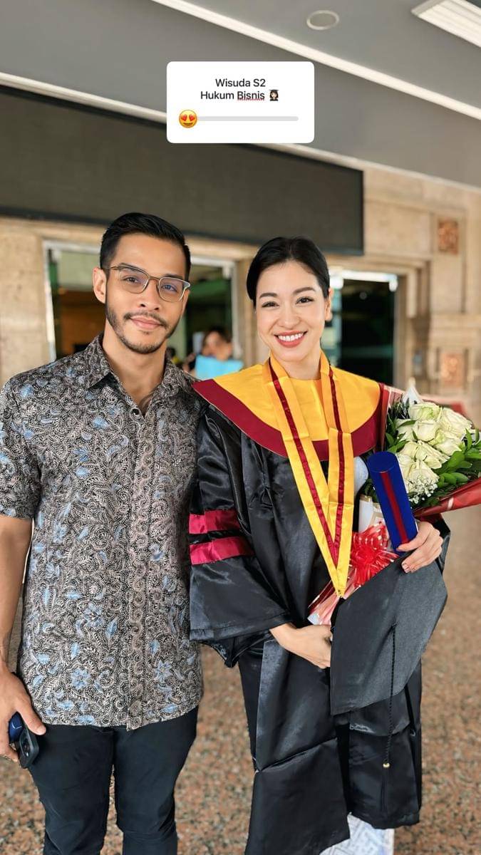 potret wisuda Kerenina Sunny