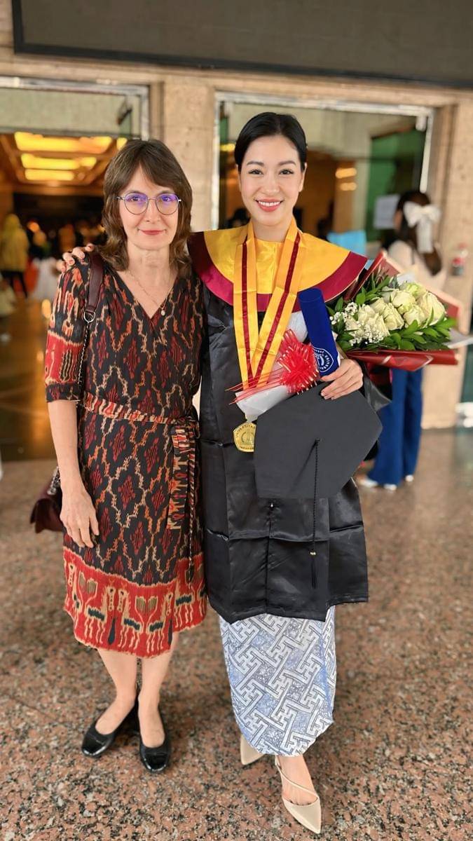 potret wisuda Kerenina Sunny