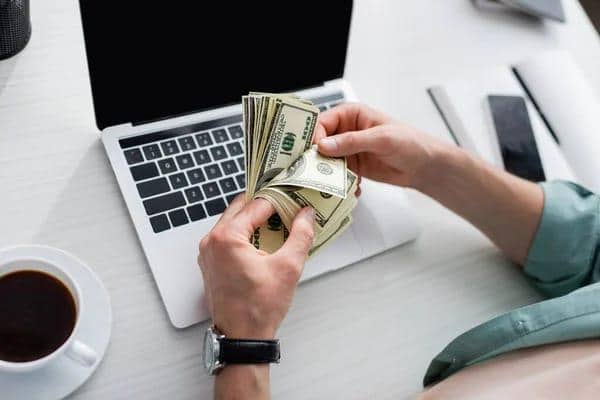 gen Z belajar literasi keuangan sambil merenung dengan konsep uang dan tulisan financial literasi for gen Z