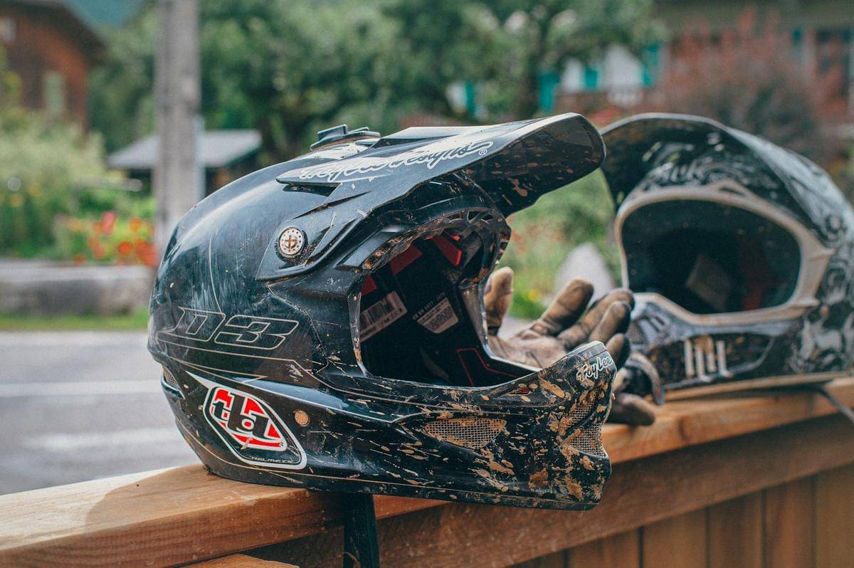 ilustrasi helm motocross (unsplash.com/Egor Myznik)