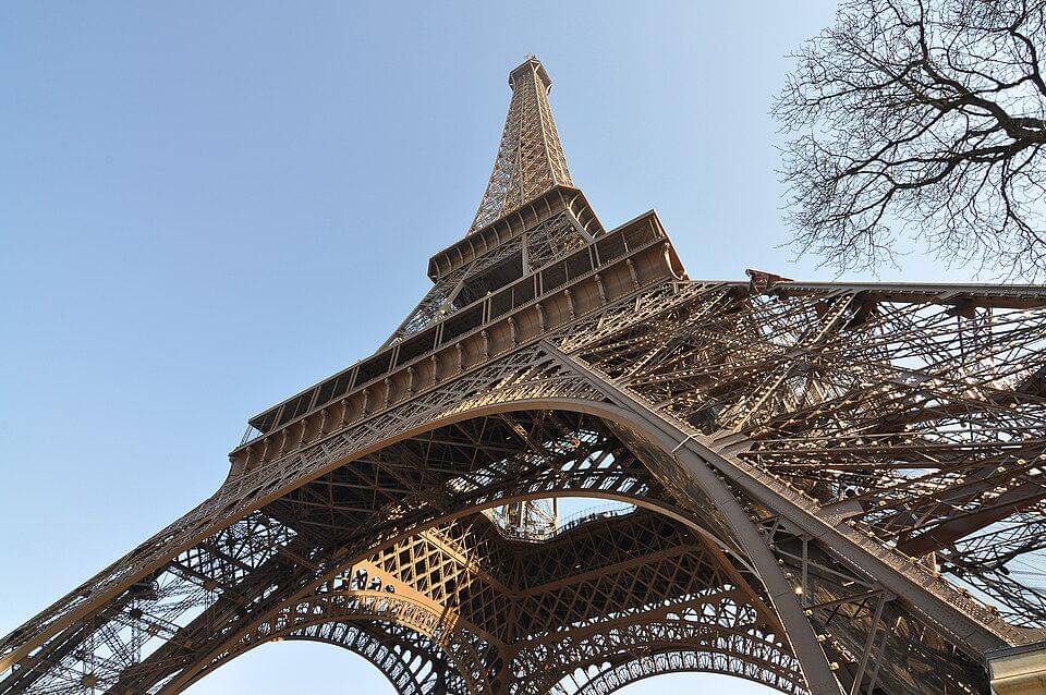 penampilan Menara Eiffel dari bagian bawah