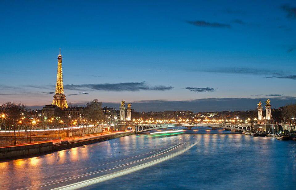 pemandangan lampu cerah dari Paris dan Menara Eiffel saat malam