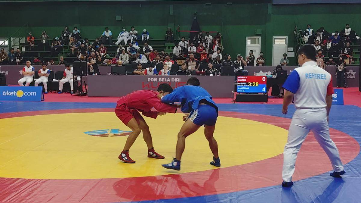 Sambo Lampung, Abitama (merah) saat berlaga di PON Beladiri Kudus. (IDN Times/Muhaimin)