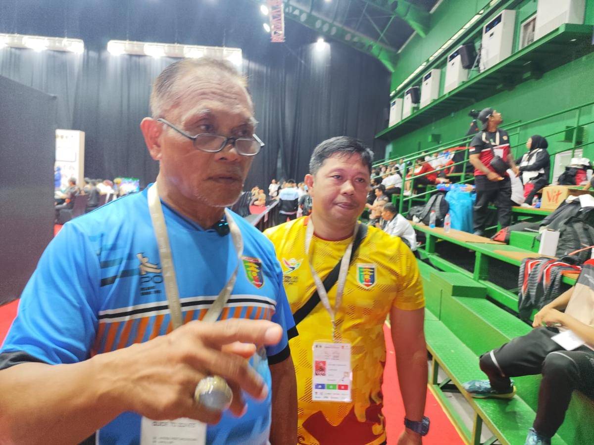 Ketua Persambi Lampung, Asril Isnur saat diwawancarai. (IDN Times/Muhaimin)