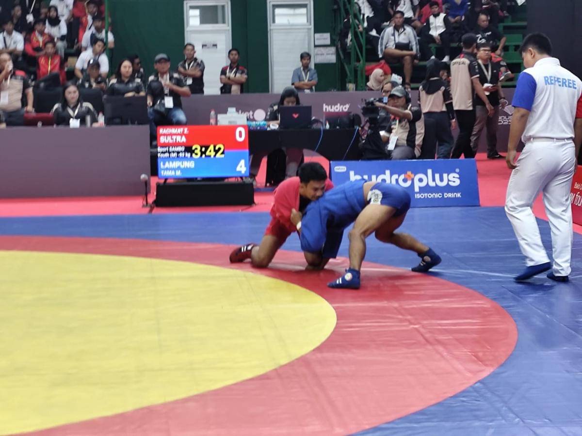 Sambo Lampung, Abitama (merah) saat berlaga di PON Beladiri Kudus. (IDN Times/Muhaimin)